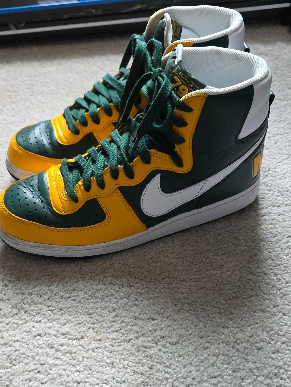 Nike Seattle 79 -Top Sneakers in Green & Yellow, Mens Size 9.5